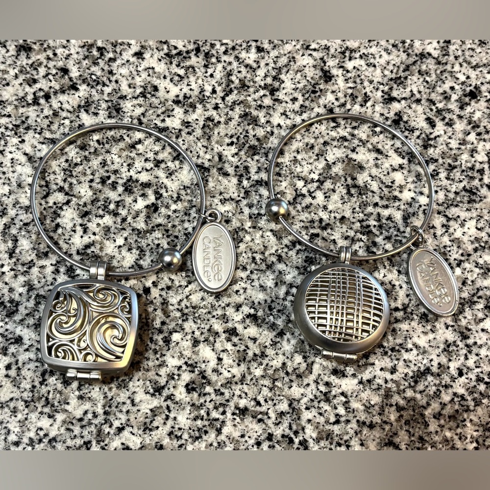 YANKEE CANDLE Charming Scents Car Air Freshener Locket/Bangle SET OF 2
